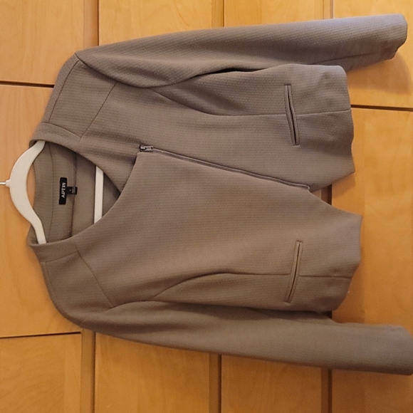 Nicely styled tan blazer - Picture 1 of 2